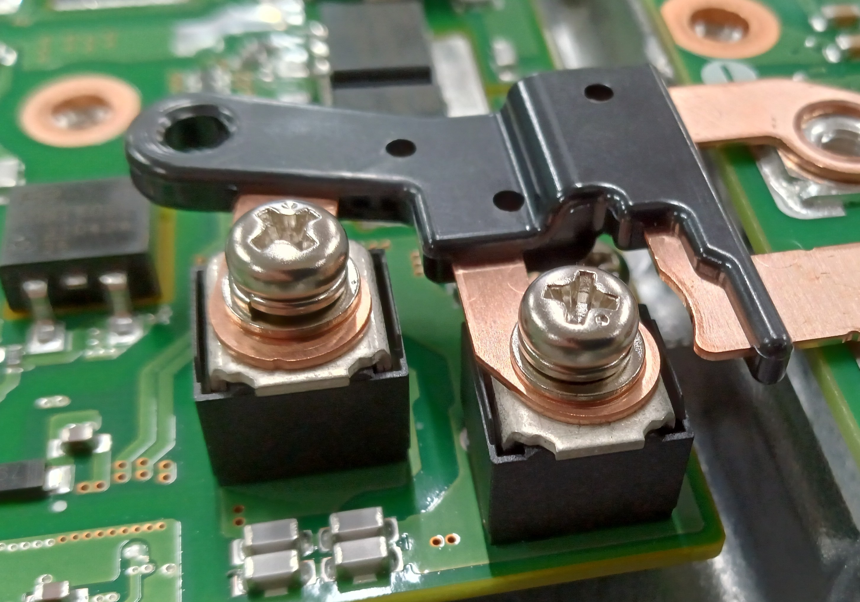 金属粉(切粉)対策ネジ端子とは