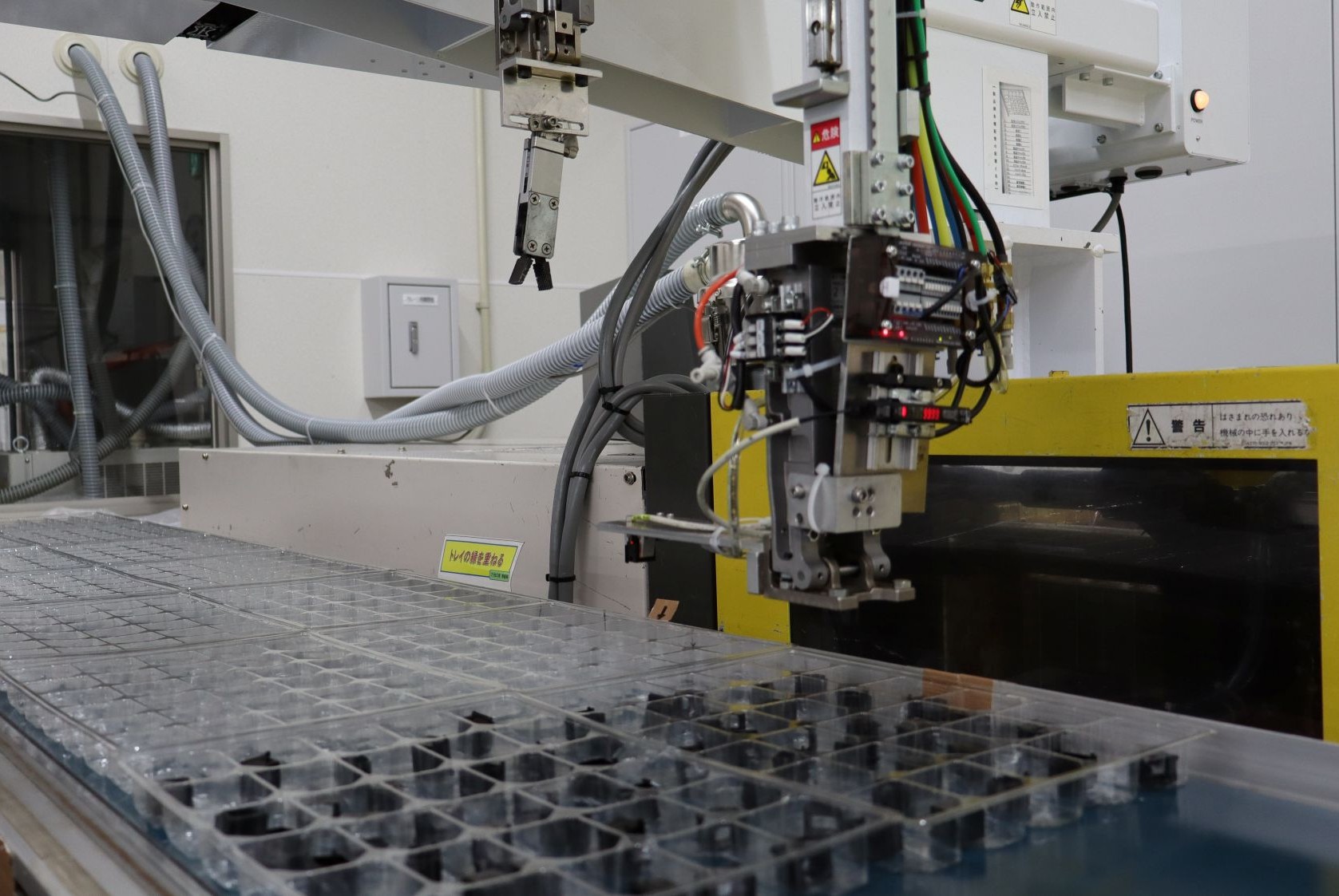 吸着式ランナチャック付取出し機