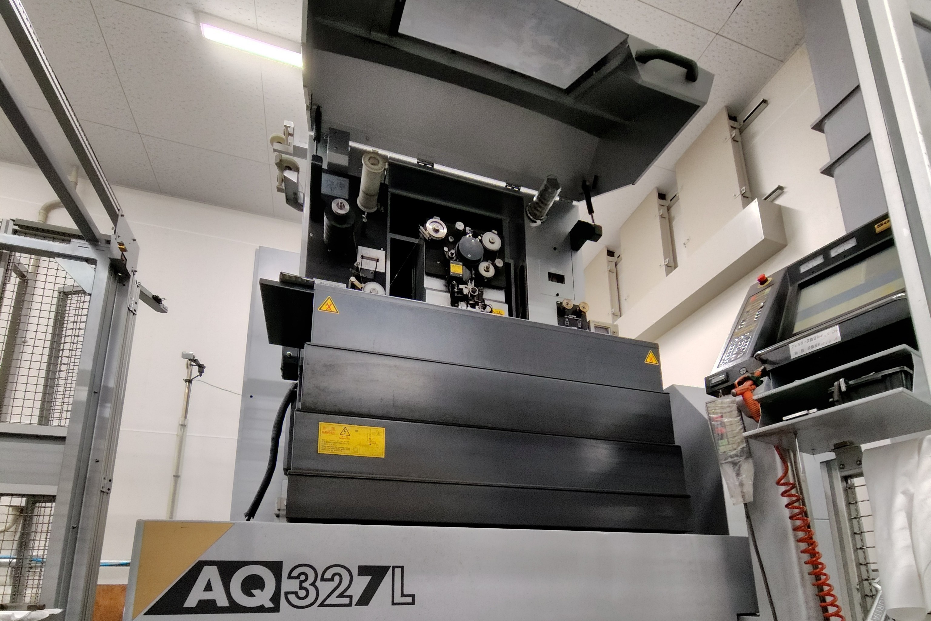 ロボット付きワイヤー放電加工機